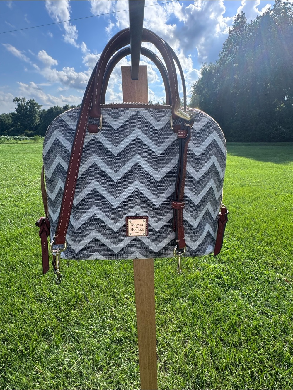 Ladies Dooney & Bourke Gray Chevron Zip Satchel Purse - Picture 3 of 10